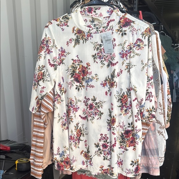 h.i.p. Tops - h.i.p. Floral Ribbed Top with Red and Blue Accents from buckle NWT